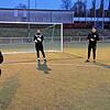 Training unter Corona-Bedingungen: FC 08 Villingens Cheftrainer Marcel Yahyaijan (links) erklärt seinen Spielern die Übungseinheit auf ...