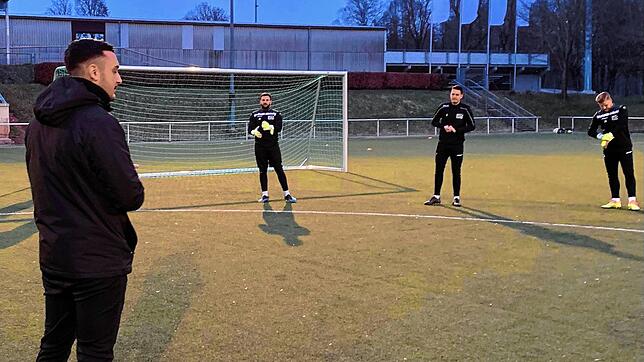 Training unter Corona-Bedingungen: FC 08 Villingens Cheftrainer Marcel Yahyaijan (links) erklärt seinen Spielern die Übungseinheit auf ...