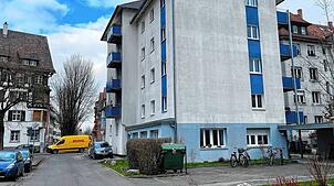 Blick aus dem Schobuliweg im Konstanzer Paradies in Richtung Gartenstraße. Rechts an der Ecke die Hausnummer 12.