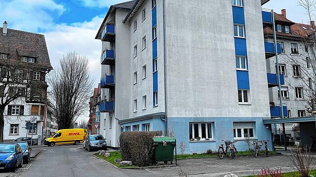 Blick aus dem Schobuliweg im Konstanzer Paradies in Richtung Gartenstraße. Rechts an der Ecke die Hausnummer 12.