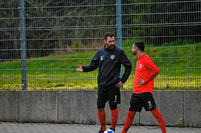 Adem Sari erklärt die Vorgehensweise im Spitzenspiel gegen den FC Schönwald. Seine Erfahrung aus 29 Erstligaspielen in der türkischen ...