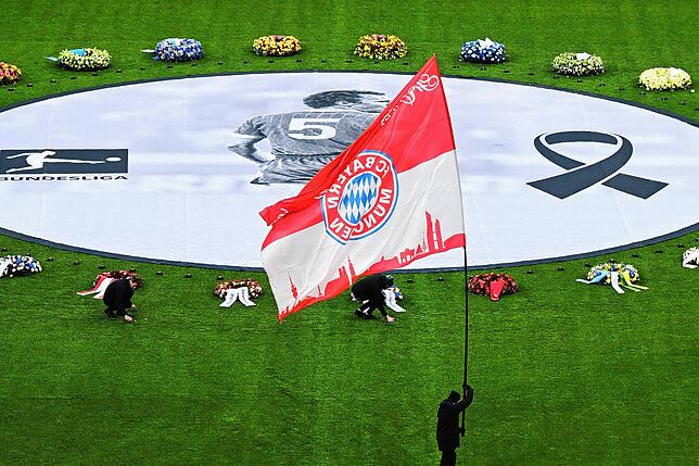 Gedenkfeier des FC Bayern München für Franz Beckenbauer in der Allianz Arena. Fanclubs tragen ihre Fahnen ins Stadion.