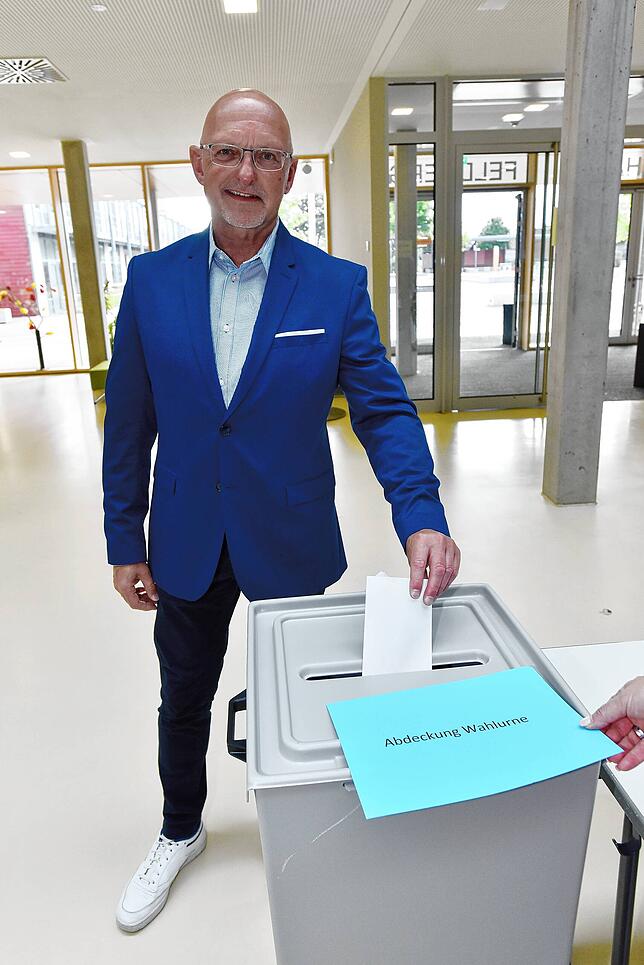 Kandidat Andreas Hofmann ist am frühen Sonntagmorgen einer der allerersten, der seine Stimme kurz nach 8 Uhr in der Lucian-Reich-Schule ...