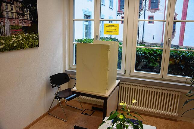 Ein Platz für das Ausfüllen der Briefwahlzettel zur Bundestagswahl am 23. Februar wurde im Erdgeschoss des Rathauses Bad Säckingen ...