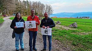 Dennis Gottstein (rechts) vom Bauamt Laufenburg, Denise Gaßmann und Rotzels Ortsvorsteher Ralf Gersbach mit den Plänen der neuen ...