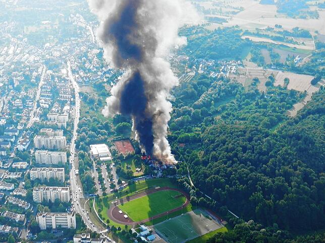Das Schwaketenbad steht am 4. Juli 2015 in Flammen – rund 200 Einsatzkräfte kämpfen stundenlang gegen das Feuer. Rauch und Sauerstoff ...