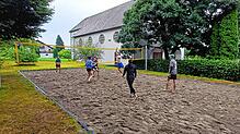 Das Gaudi Beach Volleyball-Turnier, das der Verein „Mir z‘Niederhof“ am Samstagnachmittag bei der Kirche in Niederhof organisiert hat, ...
