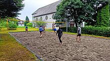 Das Gaudi Beach Volleyball-Turnier, das der Verein „Mir z‘Niederhof“ am Samstagnachmittag bei der Kirche in Niederhof organisiert hat, ...
