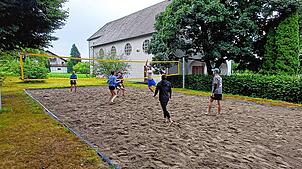 Das Gaudi Beach Volleyball-Turnier, das der Verein „Mir z‘Niederhof“ am Samstagnachmittag bei der Kirche in Niederhof organisiert hat, ...