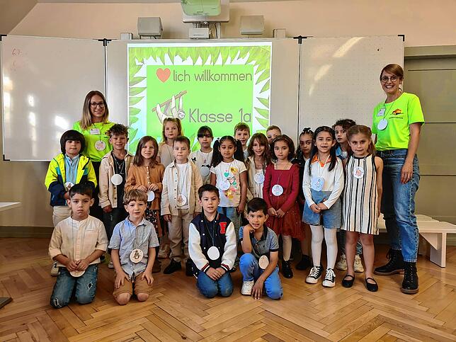 Klasse 1a der Klosterringschule mit Klassenlehrerinnen Lisa Falletta und Annika Kaiser.