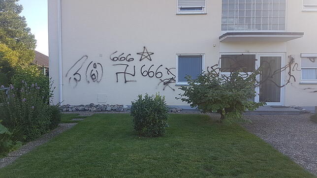 An die Fassade dieses Hauses und ein davor stehendes Auto am Ortsrand von Allensbach wurden unter anderem Hakenkreuze geschmiert.