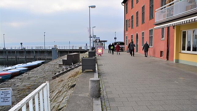 Ab Ostern sollen elf neue Sitzbänke zwischen den Blumenkästen einen gemütlichen Aufenthalt am Meersburger Hafen ermöglichen.