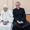 Er war Diener zweiter Herren. Georg Gänswein mit dem emeritierten Papst Benedikt XVI.