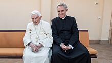 Er war Diener zweiter Herren. Georg Gänswein mit dem emeritierten Papst Benedikt XVI.