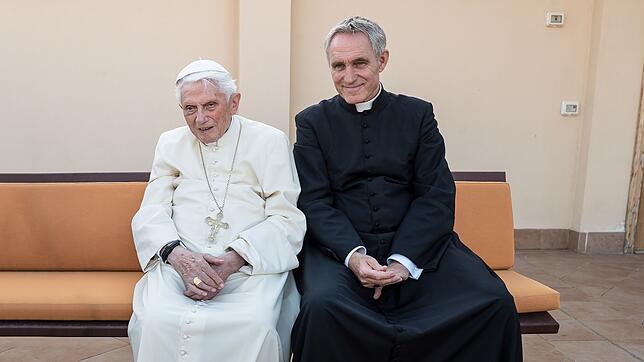 Er war Diener zweiter Herren. Georg Gänswein mit dem emeritierten Papst Benedikt XVI.