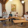 Vertreter des Nachbarschaftshilfevereins Möggingen geben den Stahringer Ortschaftsräten Einblick in die Entstehung des Vereins und ...