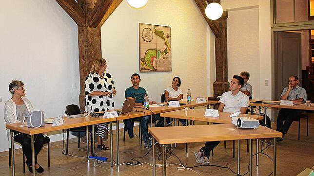 Vertreter des Nachbarschaftshilfevereins Möggingen geben den Stahringer Ortschaftsräten Einblick in die Entstehung des Vereins und ...