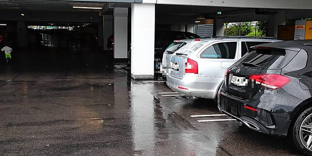 Knapp die Hälfte hat ein Schweizer Kennzeichen: Der Parkplatz vor dem Kaufland im Industriegebiet am Freitag, 21. Mai.