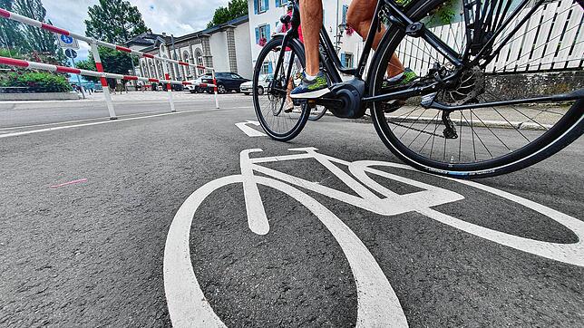 Die Hafenstraße in Überlingen ist seit diesem Frühjahr auch von Osten her mit dem Fahrrad erlaubt. Das schafft Begegnungen zwischen ...