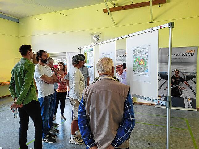 Über 100 Interessierte fanden sich in der Grundschule in Schienen ein, um Fragen zu stellen und Kritik an den Projekten zu äußern.