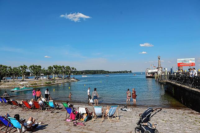 Bild 7: Auf dem See sind die Schiffe unterwegs, im Konstanzer Hafen die Besucher der Bodenseewoche