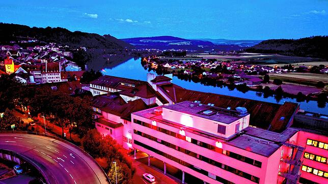 Das Klinikum Hochrhein war am Dienstag, 20. Juni, rot beleuchtet. Hintergrund war der bundesweiter Aktionstag &bdquo;Alarmstufe Rot ...