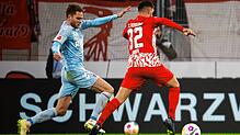 Kölns Benno Schmitz (l) und Freiburgs Vincenzo Grifo (r) kämpfen um den Ball.