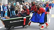 Buchhorn-Hexen, die Geburtstagskinder, treiben ihre Späße mit dem Publikum.
