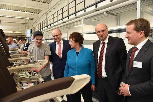 Schwerins Oberbürgermeister Rico Badenschier (von rechts), ZIM-Geschäftsführer Peter Zimmermann, Bundeswirtschaftsministerin Brigitte ...