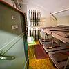 Einer der größten Bunker des Festungsgürtels Kreuzlingen ist der Kommandobunker, in dem bis zu 80 Menschen Platz fanden. Die Wände sind ...