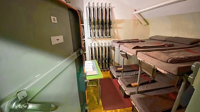 Einer der größten Bunker des Festungsgürtels Kreuzlingen ist der Kommandobunker, in dem bis zu 80 Menschen Platz fanden. Die Wände sind ...