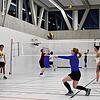 Die blau-gelben Volleybälle sind vor den weißen Wänden und Böden der neuen Sporthalle gut erkennbar. Das trifft allerdings nicht für die ...