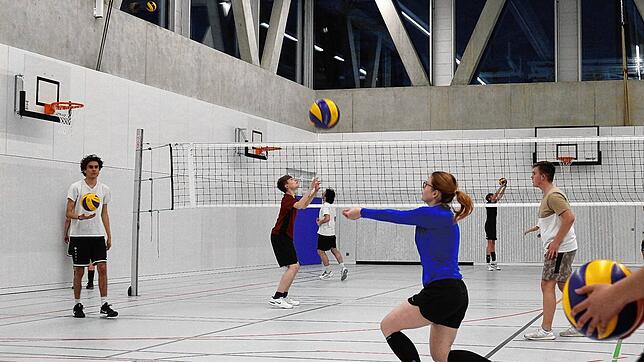 Die blau-gelben Volleybälle sind vor den weißen Wänden und Böden der neuen Sporthalle gut erkennbar. Das trifft allerdings nicht für die ...