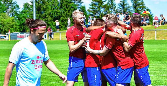Bild 25: SG Höchenschwand/Häusern steigt nach 4:0 gegen FC Erzingen II auf &ndash; und wir haben Bilder!