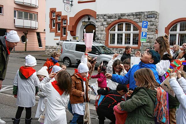 Die Kinder sammeln Süßigkeiten.