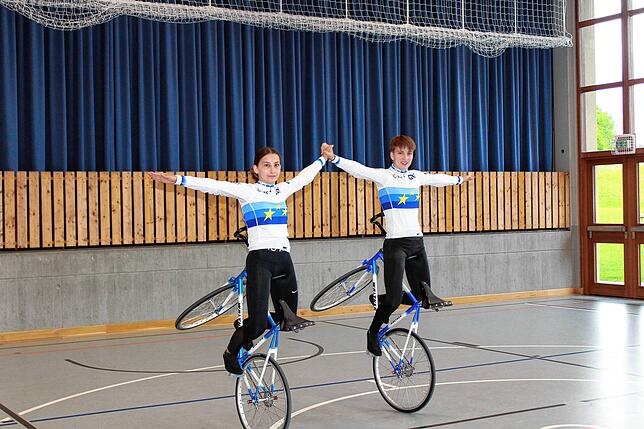 Lena und Eva Streit (von links) zeigen den Kehrlenkersitzsteiger, die Startposition für die zweifache Standdrehung. (Archivbild)
