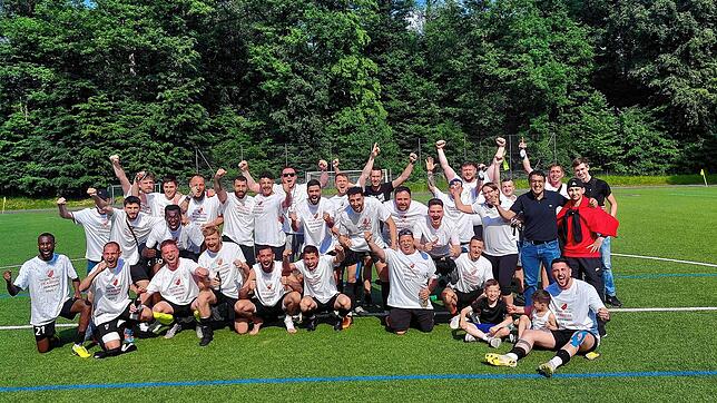 Spieler, Fans und Funktionäre des BC Konstanz-Egg feierten gemeinsam den Aufstieg in die Bezirksliga &ndash; Meistertrikots inklusive.