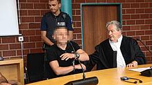 Gezim F. neben seinem Verteidiger Klaus-Martin Rogg. Der Angeklagte wurde am 4. August zu einer lebenslänglichen Haftstrafe verurteilt. ...