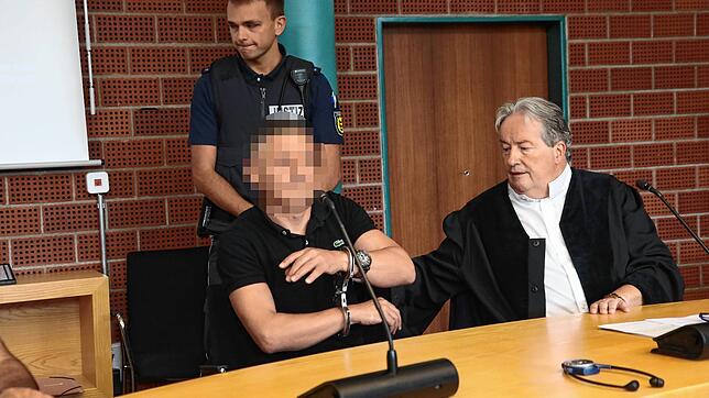 Gezim F. neben seinem Verteidiger Klaus-Martin Rogg. Der Angeklagte wurde am 4. August zu einer lebenslänglichen Haftstrafe verurteilt. ...