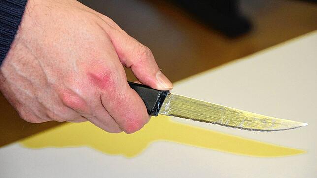 Ein 27-Jähriger soll mit einem Messer einen Polizisten im Gesicht verletzt haben. Hier ein Symbolbild.