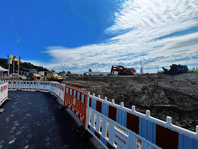 Noch stehen die Bagger still. Doch schon am Freitag (12. Juli) werden die Maschinen die Erde für den Tunnel Röhrenberg ausheben.