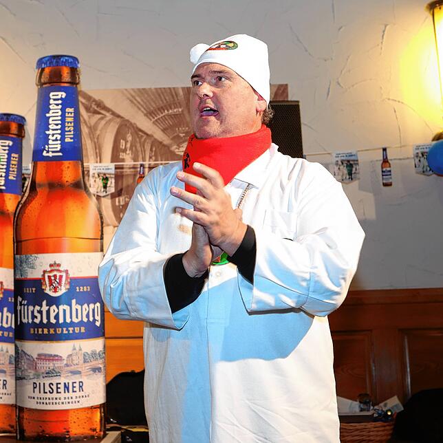 Bild 11: Großer Bahnhof bei der Fastnachtsbierverkostung im Schalander der Fürstenberg Brauerei