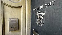 Die Eingangspforte des Konstanzer Amtsgerichts: Hier soll der Prozess gegen zwei Männer wegen gefährlicher Körperverletzung und ...