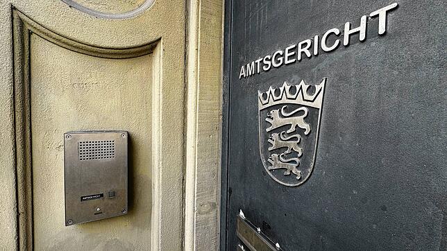 Die Eingangspforte des Konstanzer Amtsgerichts: Hier soll der Prozess gegen zwei Männer wegen gefährlicher Körperverletzung und ...