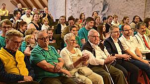 Zur Feierstunde zum 100-jährigen Bestehen des Jugendrotkreuzes kamen große und kleine Anghörige der Hilfsorganisation in den Roten Löwen ...