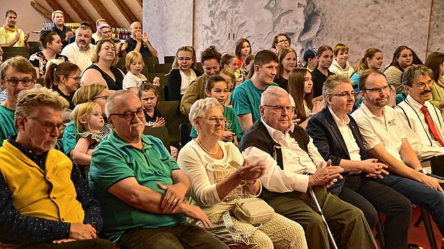 Zur Feierstunde zum 100-jährigen Bestehen des Jugendrotkreuzes kamen große und kleine Anghörige der Hilfsorganisation in den Roten Löwen ...