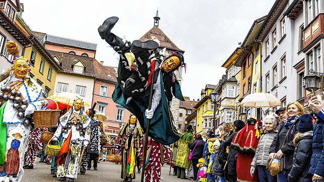 Einer der Höhepunkte der schwäbisch-alemannischen Fasnet ist der Narrensprung in Rottweil (Archivbild). Trotz Corona-Einschränkungen ...