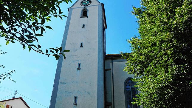 Der Turm der Pfarrkirche St. Oswald im Hohenfelser Ortsteil Mindersdorf soll zusammen mit der Kirche renoviert werden.