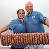 Jenny und Herrmann Günther mit einer ihrer Wurst-Kreationen. Wer heute als Metzger bestehen möchte, müsse kreativ sein.