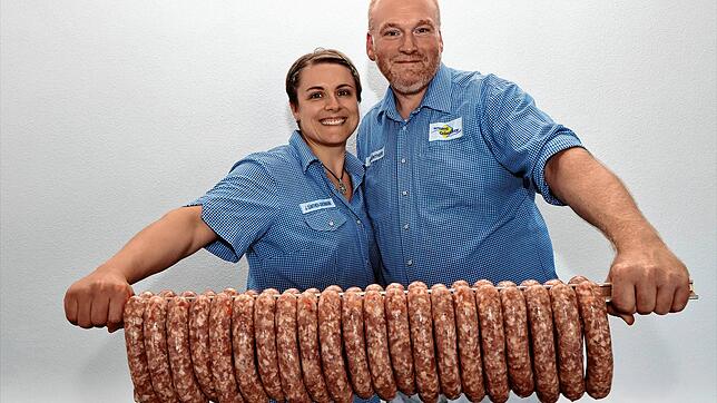 Jenny und Herrmann Günther mit einer ihrer Wurst-Kreationen. Wer heute als Metzger bestehen möchte, müsse kreativ sein.